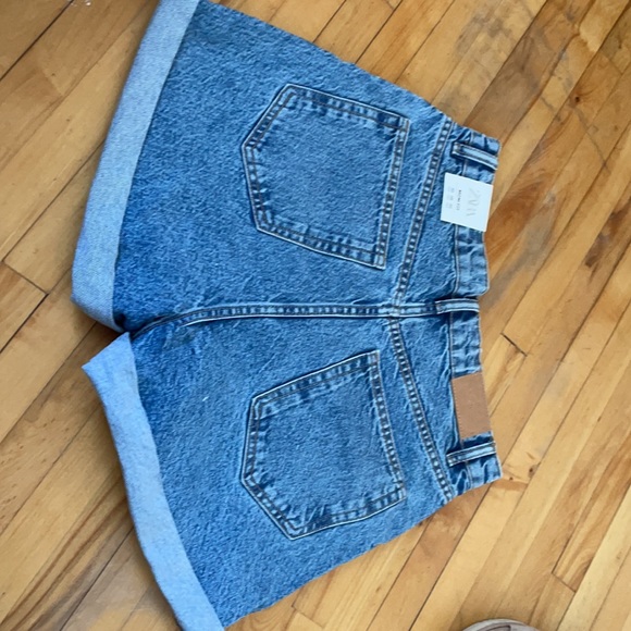 Zara Women’s High Rise Bermuda - Mom Fit (Size 8) - Picture 3 of 3